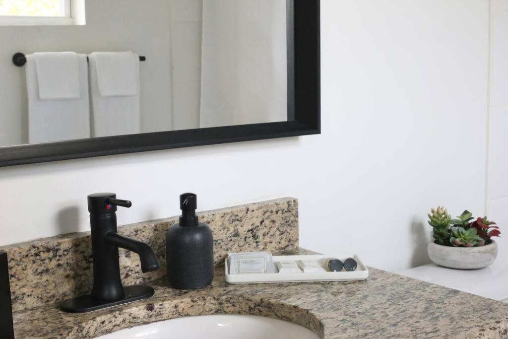 Sanctuary Gainesville Bright 2 Bedroom King Condo Zewnętrze zdjęcie
